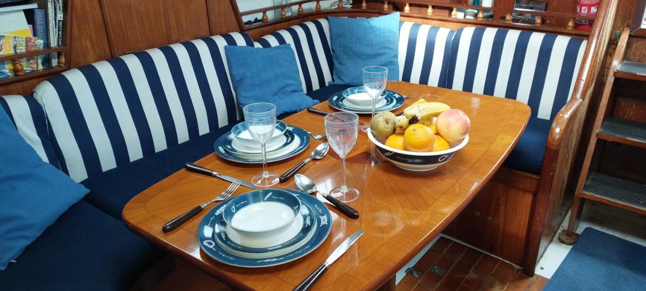 Hotel na wodzie On A Beautiful Ocean Going Classic Schooner!
